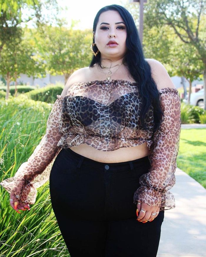 Ashley Kouza chia sẻ nhiều hình ảnh về các công thức thời trang. Nữ người mẫu diện áo trễ vai xuyên thấu in họa tiết da báo. Cô kết hợp với quần jeans cạp cao và nội y đen cá tính. Xu hướng diện trang phục lộ nội y đã xuất hiện từ lâu. Theo Nylon, áo bra trở thành món đồ sành điệu không thể bỏ qua trong mùa mốt Xuân - Hè 2021. Cách phối đồ phổ biến cùng áo bra là mặc bên dưới áo khoác, áo blazer kèm quần dài cạp cao hoặc chân váy xòe. Ảnh: @glamghoul.