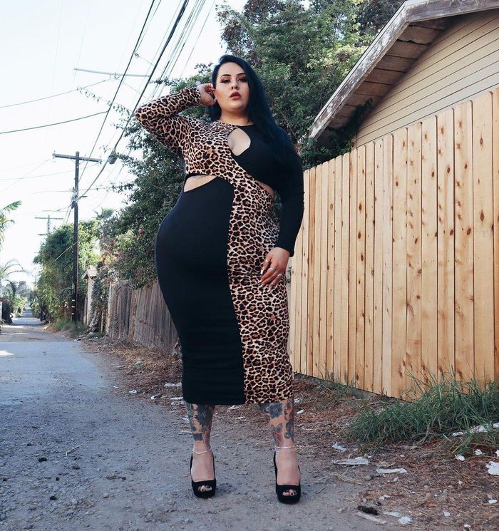 Ashley Kouza diện váy ôm sát phối nhiều khoảng hở kèm họa tiết da báo. Xu hướng cut-out được lăng xê mạnh mẽ ở mùa mốt năm nay. Những đường cắt xẻ trên trang phục giúp phái đẹp khoe khéo vóc dáng quyến rũ. Ảnh: @glamghoul.