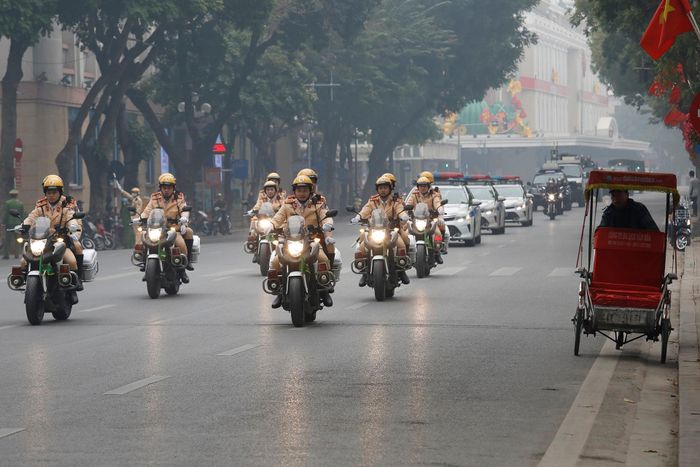 Đoàn xe trên phố Đinh Tiên Hoàng.