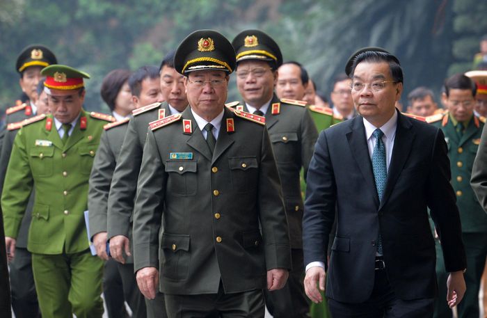 Tham dự buổi lễ, ông Chu Ngọc Anh, Chủ tịch UBND Hà Nội, yêu cầu công an thành phố nêu cao tinh thần trách nhiệm; phối hợp chặt chẽ với các sở, ngành và UBND các quận, huyện, không để xảy ra sai sót dù là nhỏ nhất. Lãnh đạo UBND thành phố cũng đề nghị các chiến sĩ làm nhiệm vụ phải tuân thủ tác phong, điều lệnh, chú trọng lễ tiết khi tiếp xúc với người dân. Ảnh: Việt Hùng.