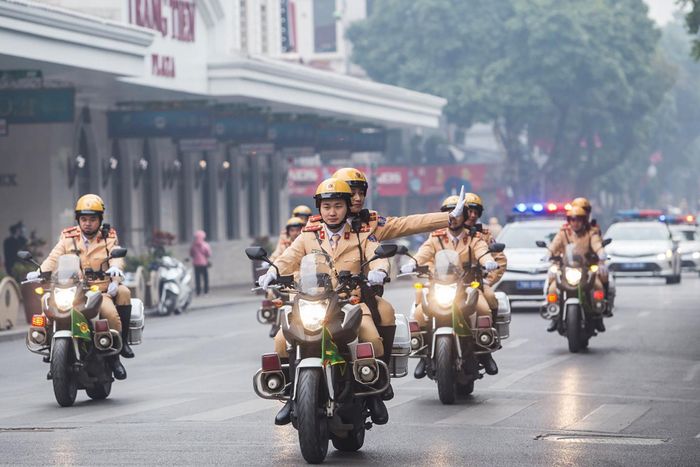 CSGT dẫn đoàn dẫn đầu đoàn xe tuần hành trên các tuyến phố trung tâm thủ đô. Nói với Zing, đại tá Nguyễn Thanh Tùng, Phó giám đốc Công an Hà Nội, cho biết đơn vị sẽ triển khai các phương án bảo vệ an ninh ở cấp độ cao nhất.