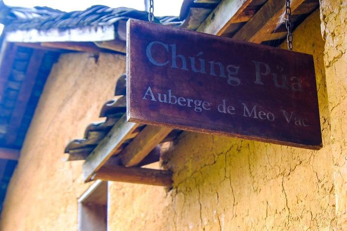Nhà cổ Chúng Pủa đã có tuổi đời hơn trăm năm. Ngôi nhà này giống như một pháo đài với 4 dãy nhà có mái, nối liền tạo thành hình tứ giác. Hiện nay, 2 dãy nhà được phục dựng để lưu giữ kiến trúc truyền thống đặc biệt của người H'Mông và làm nơi lưu trú cho khách tới Mèo Vạc. Căn nhà làm bằng đất kiểu này khá phổ biến ở các miền núi với tên gọi "nhà tường trình".