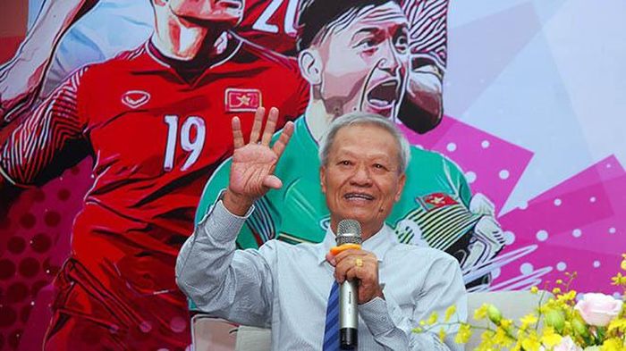 HLV Lê Thụy Hải được trao giải Vinh danh Fair Play bởi sự nghiệp đóng góp lớn cho bóng đá nước nhà. Ảnh: Trường Giang