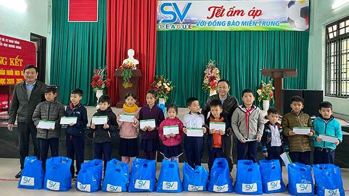 Giải đấu SV-League 2020 khép lại bằng hành động đẹp hướng về đồng bào miền Trung. Ảnh: QT