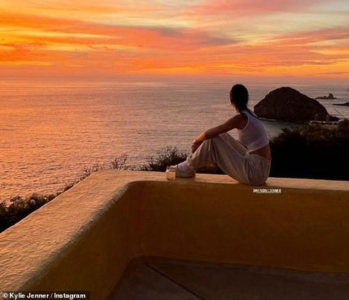 Cùng đi với cô là chị gái Kendall Jenner. Thiên thần nội y của hãng Victoria's Secret chia sẻ bức ảnh check-in ở cùng địa điểm