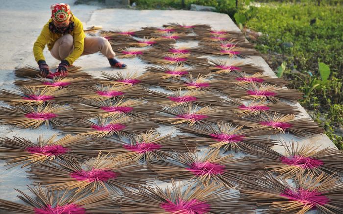 Trong dịp chuẩn bị đón tết này, người làm nghề thường tranh thủ mọi thời gian để sản xuất, tích trữ hàng hóa để đảm bảo phục vụ thị trường tết Nguyên đán.