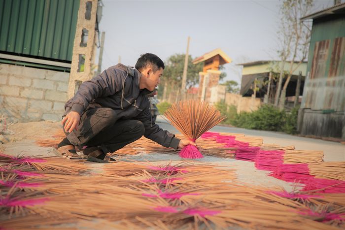  Anh Lê Tất Hoàng (thôn Báo Ân) có hơn 10 năm theo nghề làm hương. Những ngày này anh Hoàng phải thuê thêm nhân công để đóng gói, làm hương kịp phục vụ Tết.
