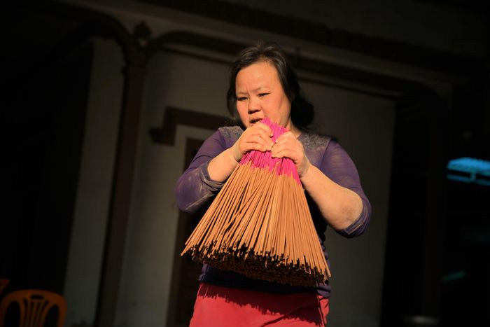 Sau khi hương được làm xong sẽ ra phơi, đến cuối chiều sẽ gom lại và đóng gói.