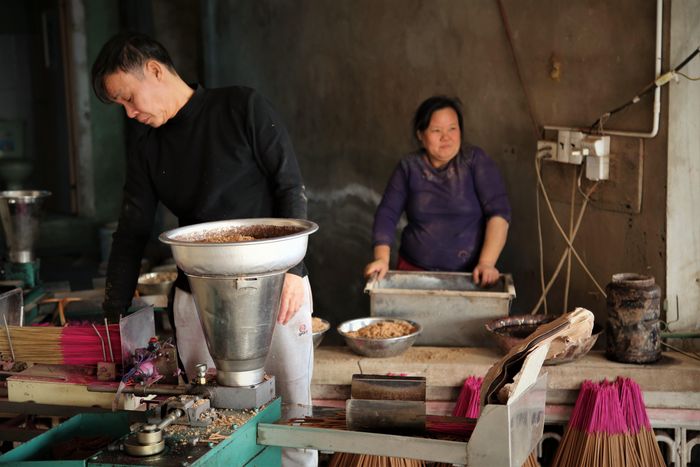 Tận dụng những ngày nắng ráo, nhiều gia đình đang tiếp tục làm hương.
