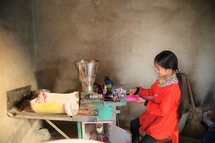 Nghề làm hương khá nhẹ nhàng, người già, học sinh cũng có thể tranh thủ thời gian để làm để có thêm thu nhập.