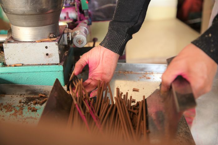 Các dụng cụ làm hương như tre, bột được người dân mua từ các tỉnh phía Bắc về, sau đó dùng máy trộn và làm hương.