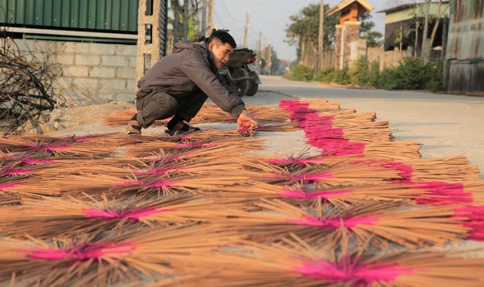 Tận dụng thời tiết nắng ráo, người dân xã Thạch Mỹ, huyện Lộc Hà (Hà Tĩnh) tất bật làm hương để phục vụ nhu cầu tiêu thụ vào dịp Tết Nguyên đán.
