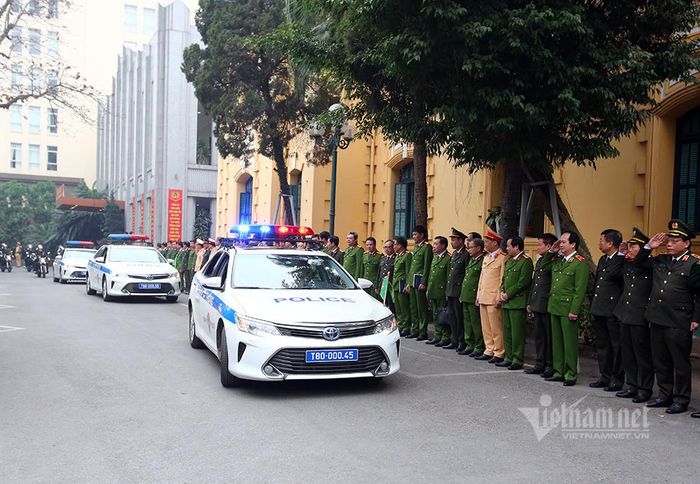  Đoàn ô tô phòng CSGT Hà Nội