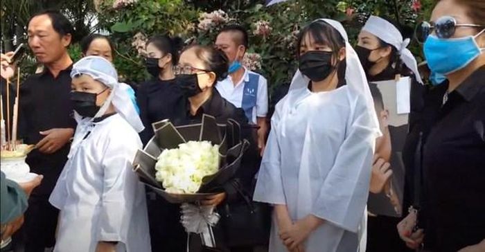 Mẹ ruột cùng 2 con lớn của cố nghệ sĩ đứng lặng người.