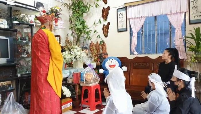 Khung cảnh làm lễ tại nhà của gia đình Vân Quang Long trước khi đưa tro cốt anh đi an táng. 2 người con lớn với vợ đầu Ái Vân quỳ gối, vái lạy người đã mất. Trong buổi lễ tại nhà, người vợ thứ 2 Linh Lan và con gái Helen không xuất hiện. Trước đó, Linh Lan đã bị gia đình chồng "cấm cửa", không công nhận là con dâu. 