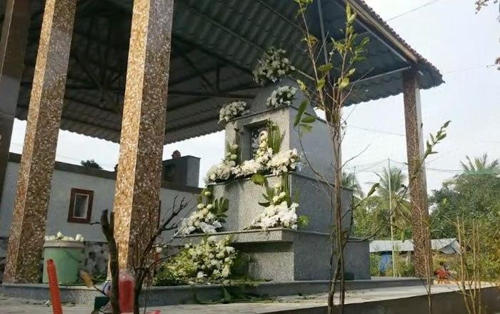 Nơi an táng cố nghệ sĩ Vân Quang Long tại Đồng Tháp được kết hoa trắng để tưởng nhớ. Nơi này có mái che riêng, đặt sát phần yên nghỉ của ông bà nội anh trong khu đất của gia đình.