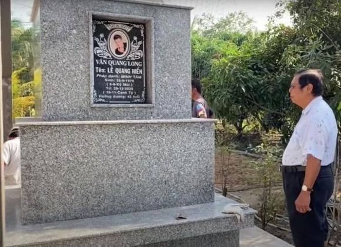 Bố Vân Quang Long đứng ra lo liệu việc an táng con trai.