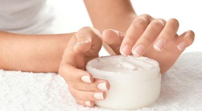 Nàng nhớ cấp ẩm da bằng kem massage hoặc dầu massage để tránh làm tấy đỏ, kích ứng da khi dùng bất kể con lăn nào.