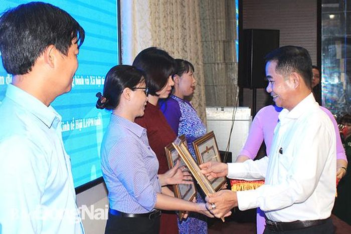 Đồng chí Thái Bảo, Ủy viên Ban TVTU, Phó chủ tịch UBND tỉnh tặng bằng khen của UBND tỉnh cho các tập thể, cá nhân đạt thành tích xuất sắc trong thực hiện đề án 404