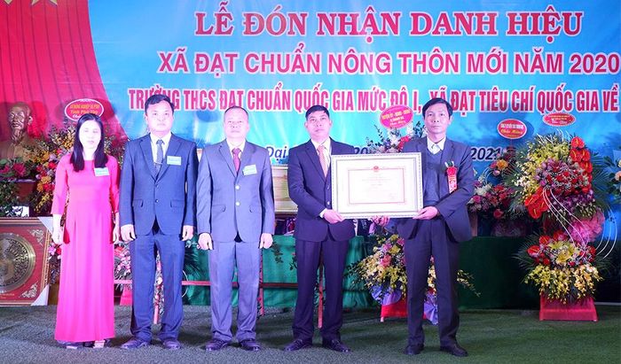 …và bằng công nhận trường THCS Đại An đạt chuẩn Quốc gia mức độ I