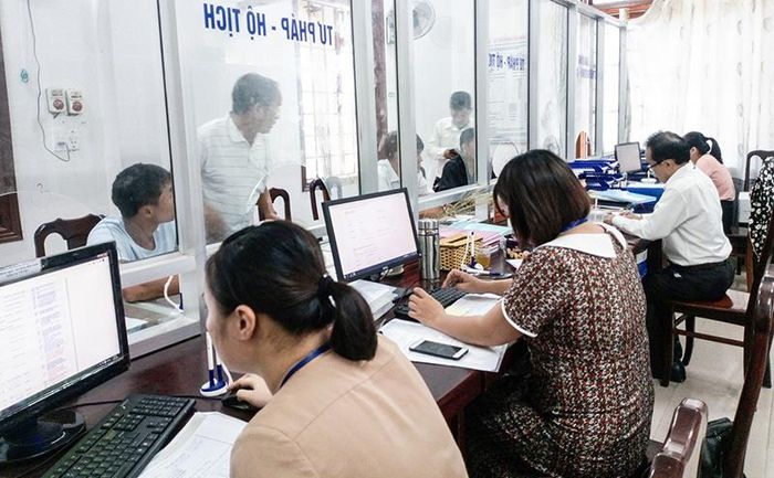 Giải quyết thủ tục hành chính cho người dân tại UBND phường Đông Lương, thành phố Đông Hà - Ảnh: L.M