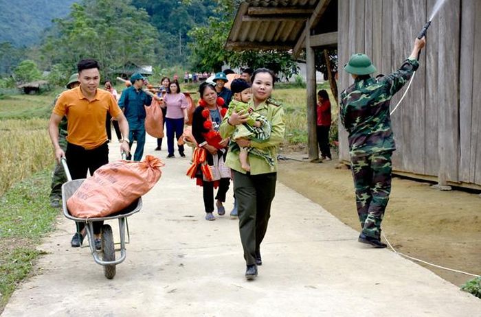 Chị Ma Thị Nấng, kiểm lâm viên Hạt Kiểm lâm Lâm Bình tham gia diễn tập ứng phó cháy rừng, tìm kiếm cứu nạn tại xã Phúc Yên.