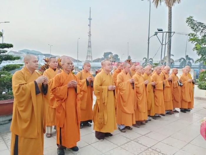 Chư tôn đức Phật giáo huyện Củ Chi thắp hưởng tưởng niệm các anh hùng liệt sĩ tại Đài tưởng niệm trên Tỉnh lộ 8