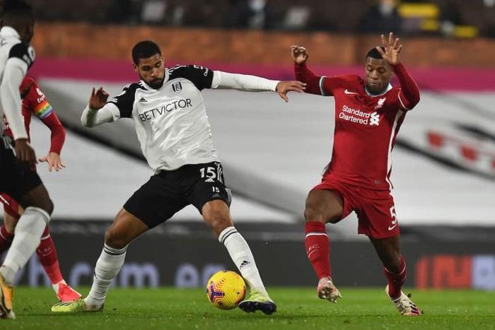 Fulham (áo trắng) khó đỡ nổi áp lực của Man Utd. 