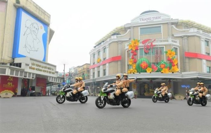 CSGT dẫn đầu đoàn xe tuần hành trên các tuyến phố trung tâm Thủ đô.