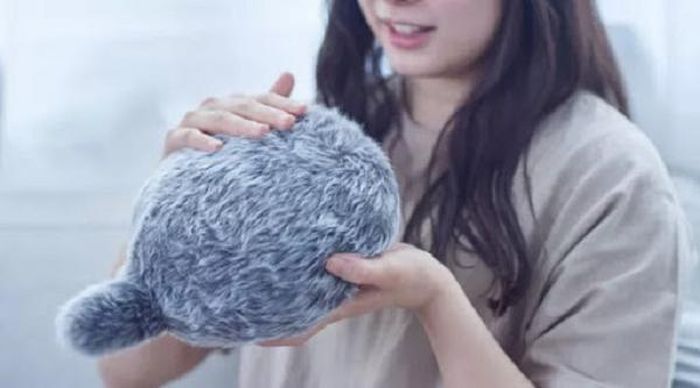 Moflin sẽ được ra mắt vào tháng 3/2021, nhược điểm lớn nhất của Moflin hiện tại là giá cả. Moflin dự kiến có giá 37.800 yên (khoảng $ 360) đắt hơn cả một con mèo hoặc con thỏ thật.