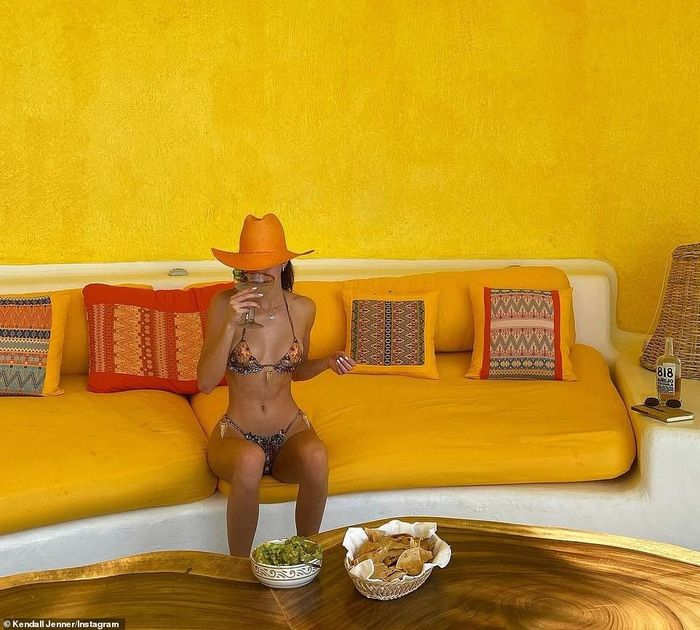 Kendall Jenner là người mẫu được trả lương cao nhất nhì làng thời trang và được bình chọn là "siêu mẫu đắt giá nhất thế giới" năm 2018 theo thống kê của tạp chí Forbes.
