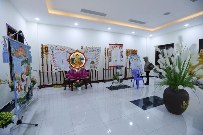 Để bày tỏ tấm kính tri ân của người đệ tử Phật với ngày Phật thành đạo, các khối lớp của HVPGVN tại Hà Nội trưng bày báo tường của lớp mình, tất cả những “Số báo đặc biệt” được trình bày với trí thức và sự thông tuệ của tăng ni sinh thể hiện một cách sinh động dù lịch sử đã đi qua hơn hai ngàn năm.