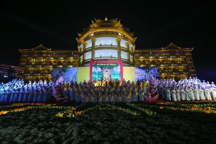 500 tăng ni sinh Học viện Phật giáo Việt Nam tại Hà Nội (HVPGVN) xếp hình lá bồ đề hát đồng ca bài Đạo ca kính mừng ngày Phật thành đạo.