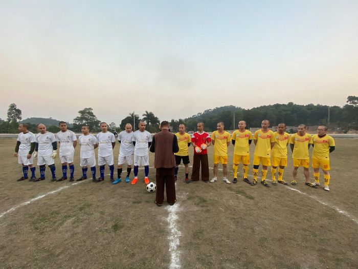 "Thể dục thể thao, nâng cao sức khỏe". Để kính mừng ngày Phật thành đạo, các lớp của HVPGVN tại Hà Nội đã tổ chức thi đá bóng giữa các khối lớp với nhau.
