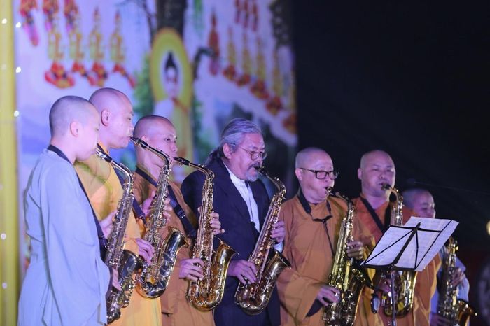 Nghệ sĩ Quyền Văn Minh chơi nhạc Jazz cùng các tăng ni sinh của HVPGVN tại Hà Nội.