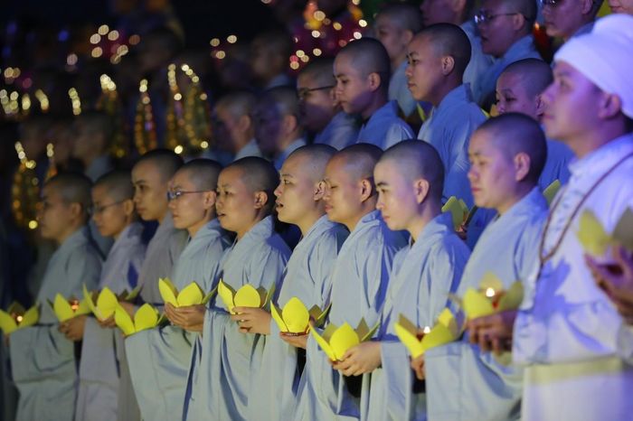 Buổi lễ đã thu hút được đông đảo tăng ni sinh và phật tử.