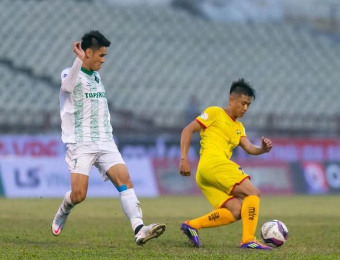 Phan Văn Đức (áo vàng) vẫn là "đầu tàu" trên hàng công của SLNA. Ảnh: VPF