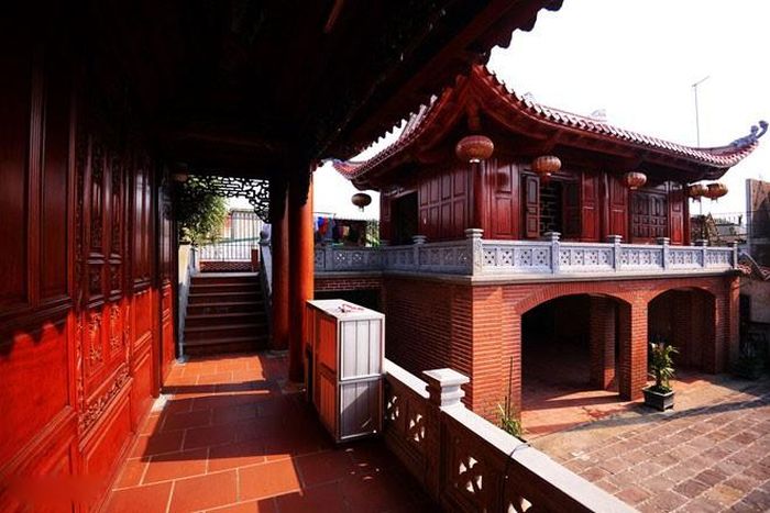 Nội thất trong nhà đều làm từ gỗ quý và trạm trổ tinh xảo. Ảnh: Tiền Phong.