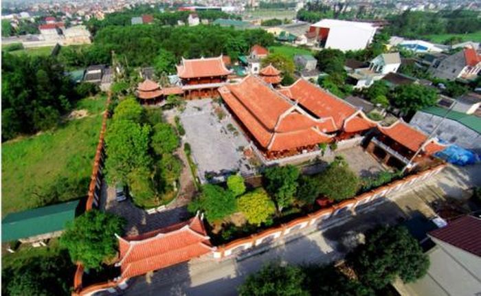 Ngôi nhà xây dựng trong 5 năm, với lượng gỗ khoảng 2.000 m3, với số lượng gỗ khoảng 2.000m3, chủ yếu mua từ Lào về để phục vụ việc xây dựng. Ảnh: Zing.
