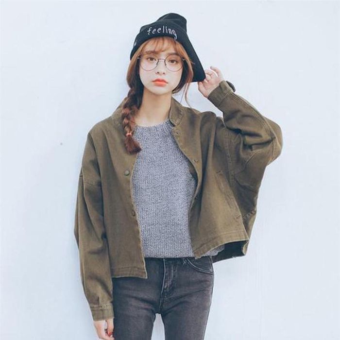 Bên cạnh màu xanh truyền thống, chất liệu denim cũng có nhiều biến tấu thú vị với nhiều màu sắc bắt mắt khác nhau.