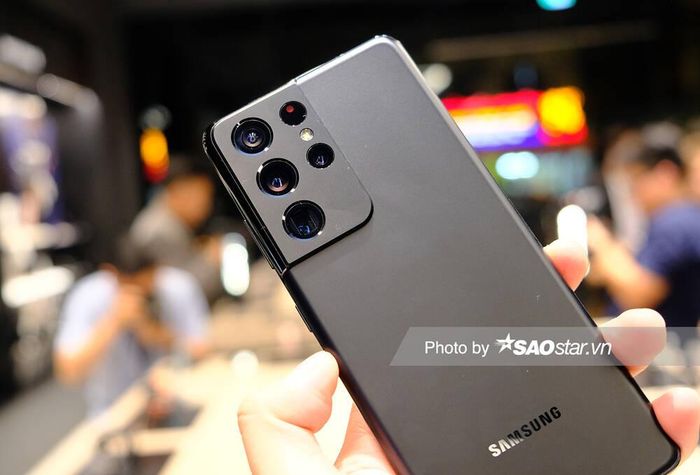 Với Galaxy S21 Ultra, Samsung đã mang đến cho máy một cái nhìn hầm hố, tương xứng với các nâng cấp so với thế hệ tiền nhiệm.