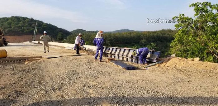 Một nhóm công nhân thi công cầu Vĩnh Ninh vào trưa 18/1