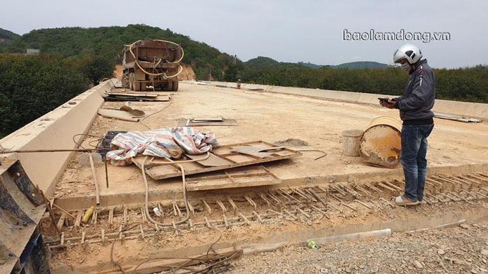 Phần mố 2 bên đầu cầu Vĩnh Ninh chưa hoàn thiện, đang được thi công