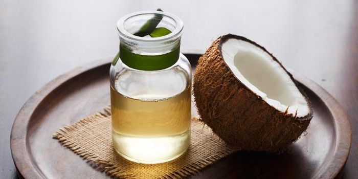 Mẹo giúp lông mi mọc nhanh và dày: Bôi dầu dừa để dưỡng mi.