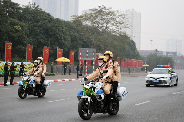  Lúc 8h, đoàn xe vượt qua nút giao Trung Hòa, điểm đầu đại lộ Thăng Long. Ảnh: Thạch Thảo. 