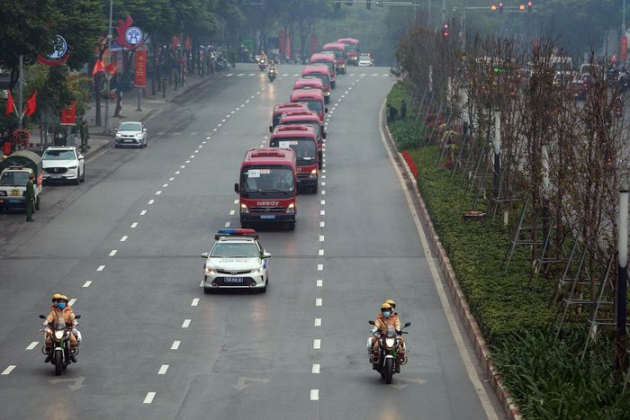  Đoàn xe trên phố Nguyễn Chí Thanh. Ảnh: Đức Anh.