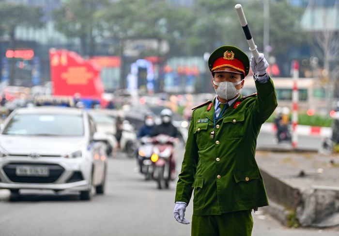  Cảnh sát dựng barie tại nút giao Trần Duy Hưng - Trung Kính. Ảnh: Việt Linh. 