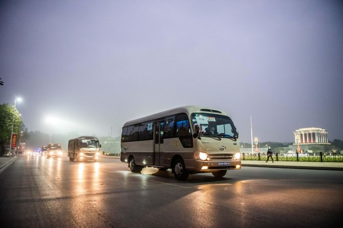  Các xe đi theo số thứ tự gắn trên biển số mới ký hiệu ĐHXIII do Cục CSGT cấp tạm thời. Mỗi đoàn sẽ có lực lượng dẫn đoàn do Phòng CSGT, Công an Hà Nội đảm nhiệm. Ảnh: Hải Nam. 
