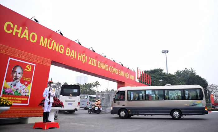  Đoàn xe tiến qua cổng chính vào Trung tâm hội nghị Quốc gia lúc hơn 8h. Ảnh: Thạch Thảo. 
