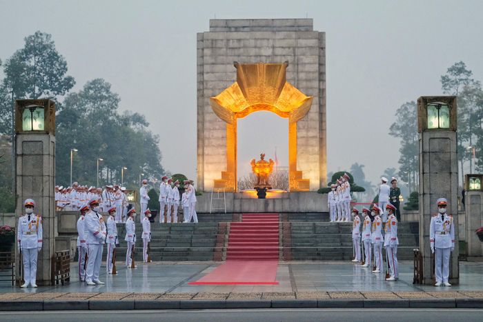  Theo phương án tổng duyệt, sau khi vào Lăng viếng Bác, đoàn đại biểu sẽ dâng hương tại Đài tưởng niệm các Anh hùng Liệt sĩ Bắc Sơn rồi tiến về Trung tâm Hội nghị Quốc gia ở quận Nam Từ Liêm, nơi diễn ra Đại hội Đảng toàn quốc lần thứ XIII. Ảnh: Hồng Quang. 